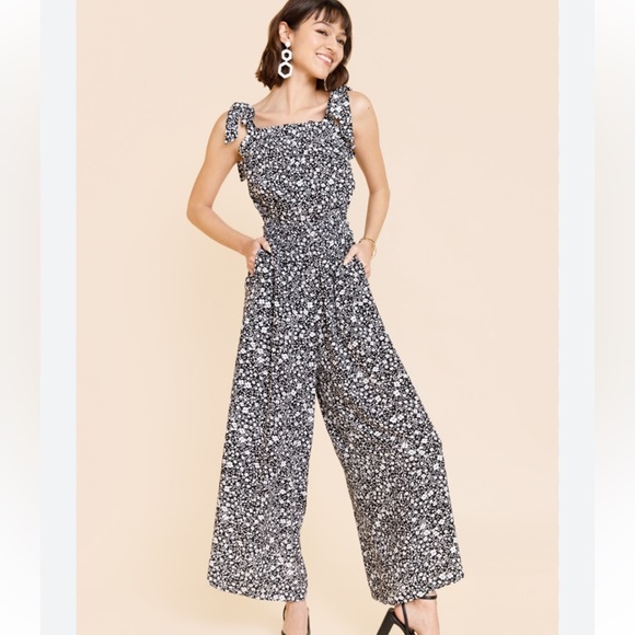 Floral jumpsuit size Medium - Picture 1 of 2